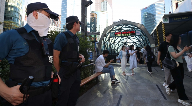 잇따른 ‘살인예고’에 강남역 현장 지키는 경찰들