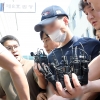 [속보]‘분당 서현역 흉기 난동’ 피의자, 범행동기 질문에 “…”