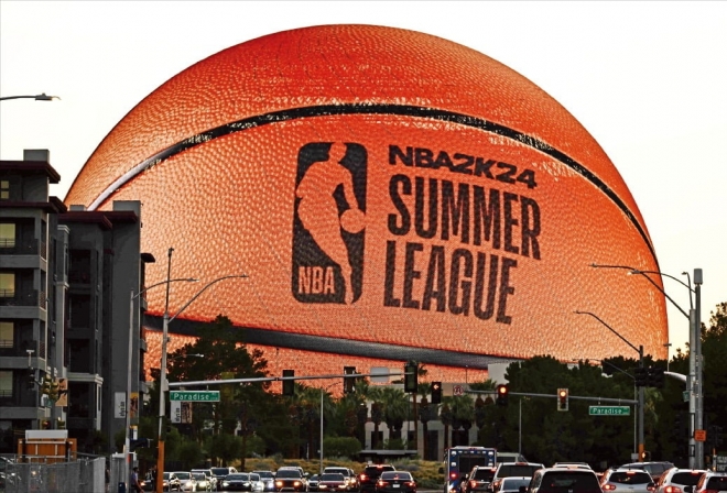 ‘스피어 베이거스’ 외벽에 미국 프로농구(NBA) 전초전 격인 ‘NBA서머리그’를 알리는 광고가 나오고 있다.