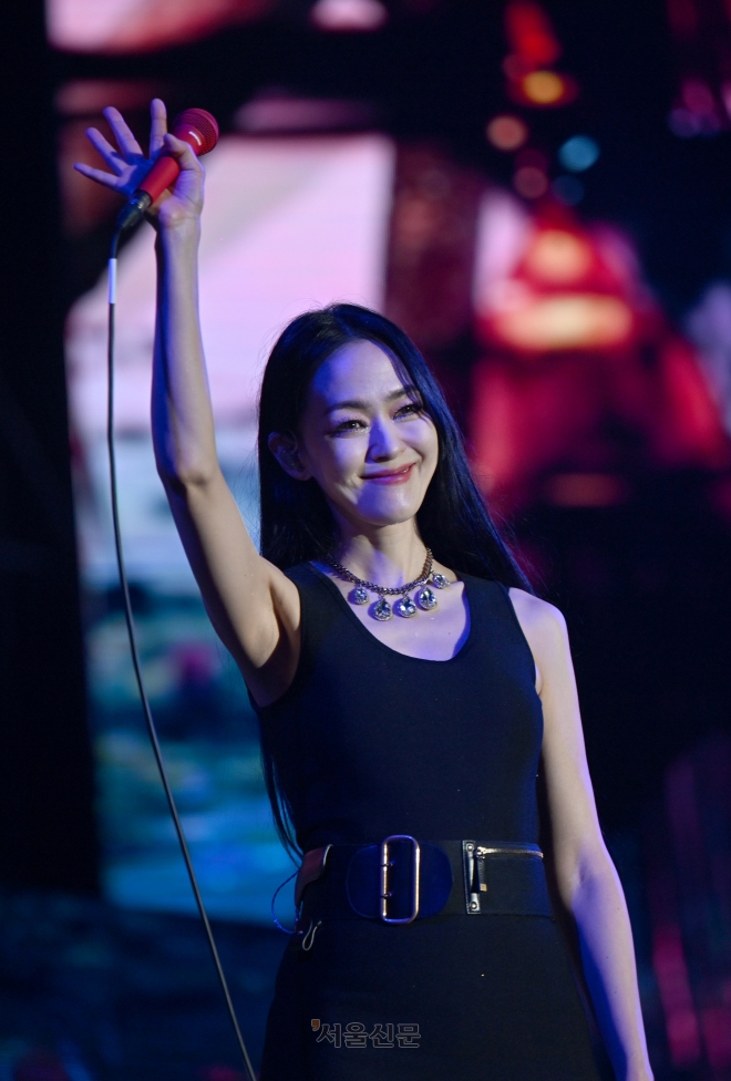 5일 충청북도 제천시 세명대학교에서 열린 2023 영수증콘서트에서 가수 김윤아가 공연을 펼치고 있다.  2023.8.5 박지환기자