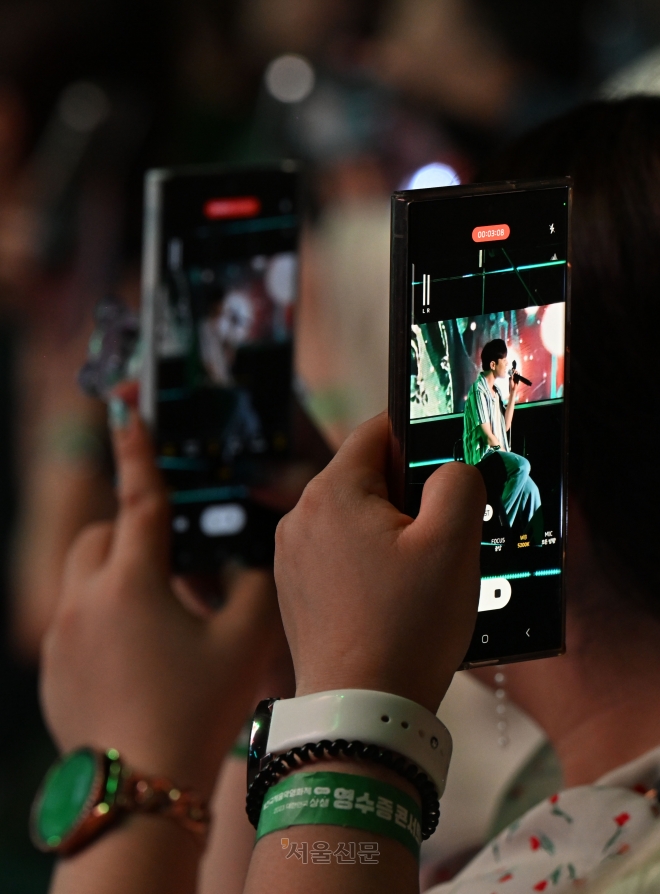 5일 충청북도 제천시 세명대학교에서 열린 2023 영수증콘서트에서 관객이 멜로망스의 공연모습을 핸드폰에 담고 있다. 2023.8.5 박지환기자