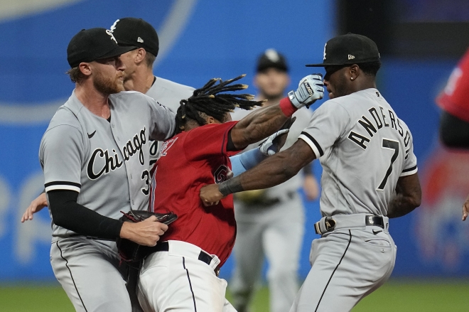 야구 대신 권투… MLB 난투극 6명 퇴장