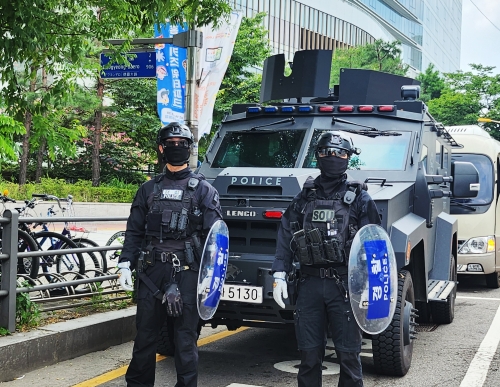 6일 경기 수원시 수원역 일대에 경찰특공대와 장갑차가 배치돼있다. 연합뉴스