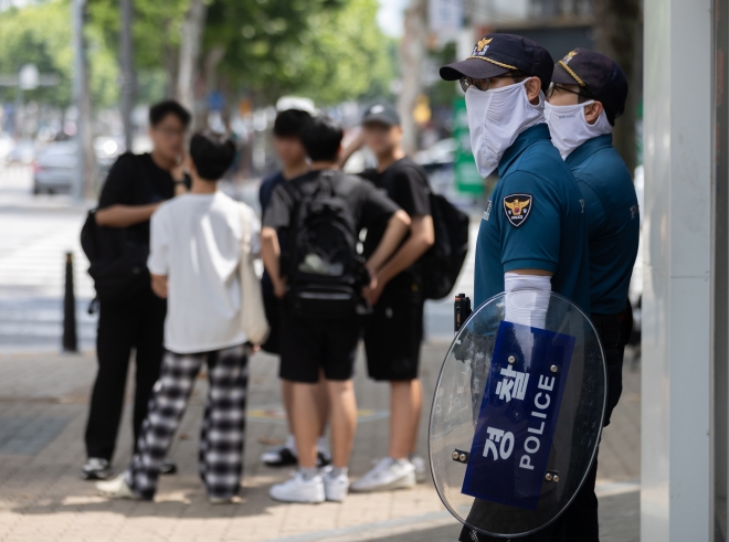 범행이 예고된 서울 강남구 대치동 학원가를 순찰하고 있는 경찰관. 뉴스1