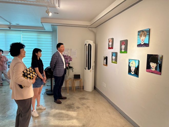 신민호 전남도의원과 이영란 순천시의원이 박성희 작가로부터 작품 설명을 듣고 있다.