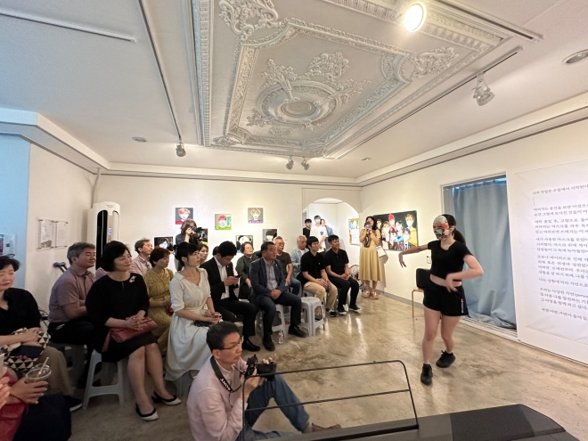 박성희 작가가 지난 5일 개막일 오프닝을 통해 춤을 통한 퍼포먼스를 선보이고 있다.