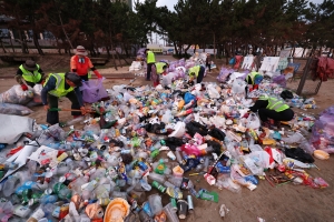 버려진 양심… 경포해변, 쓰레기로 ‘몸살’