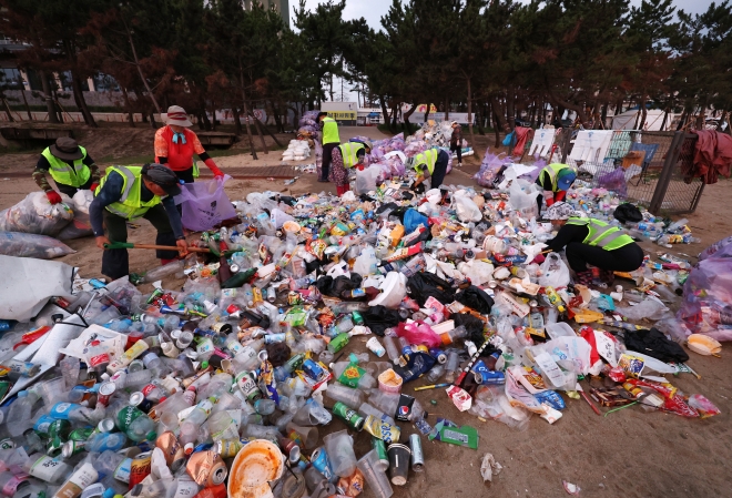 버려진 양심… 경포해변, 쓰레기로 ‘몸살’