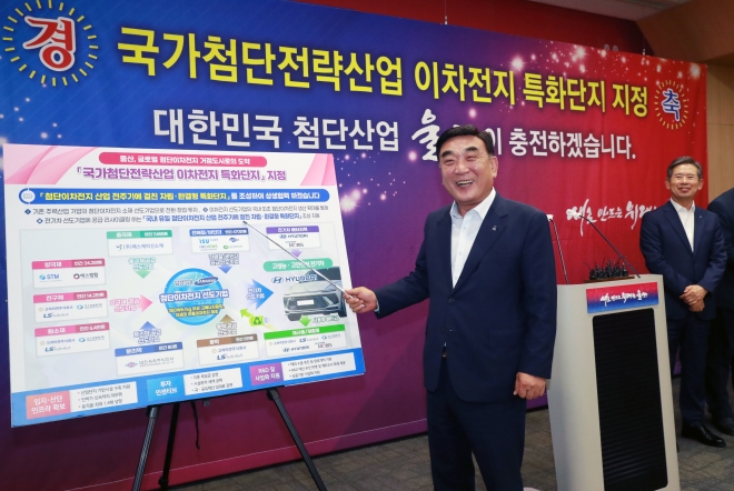 김두겸 울산시장이 지난달 20일 울산시청 프레스센터에서 ‘울산 국가첨단전략산업 이차전지 특화단지 선정’ 관련 기자회견을 열고 5대 전략과제 및 울산지역의 기대효과 등을 설명하고 있다. 울산시 제공