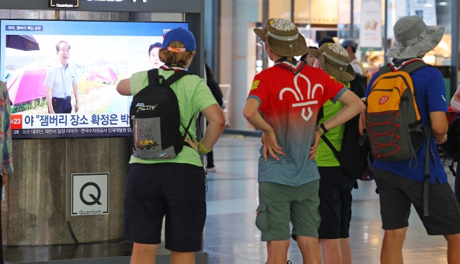 2023 새만금 세계 스카우트 잼버리에서 조기 퇴영한 영국 스카우트 대원들이 6일 서울 용산역에서 잼버리 관련 뉴스를 바라보고 있다.     부안 연합뉴스