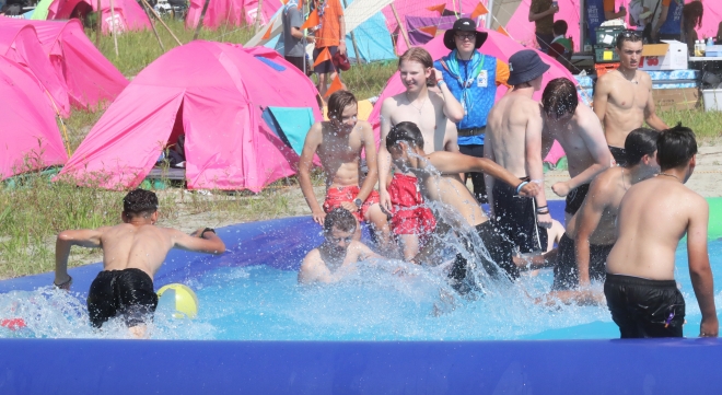 새만금 잼버리 참가자들이 6일 전북 부안군 야영장 간이풀장에서 물놀이하고 있다 .  부안 연합뉴스