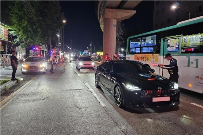 경찰이 3일 오후 의정부 파발교차로 부근에서 음주단속하는 모습. (사건과는 무관한 사진) 경기북부경찰청 제공