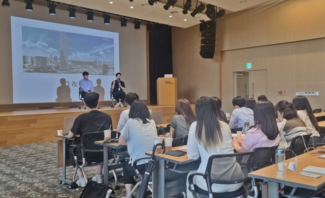 지난달 ‘무역인재 양성 프로그램’에 참여한 학생들이 포스코인터내셔널 송도사업에서 취업토크 콘서트에 열중하는 모습. 포스코인터내셔널 제공