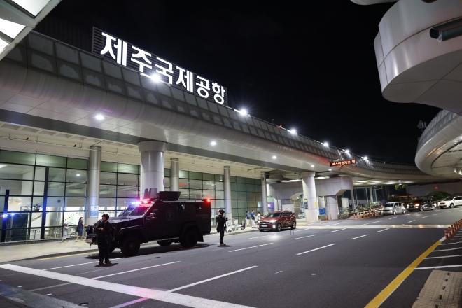 지난 6일 밤 인터넷 커뮤니티에 제주국제공항에서 폭탄테러 암시글이 게시돼 경찰이 정밀수색에 나섰다. 사진은 장갑차를 전진 배치한 모습. 제주경찰청 제공