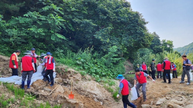 지난 6일 경북도의회 사무처 간부공무원 전원이 집중호우로 인해 큰 피해를 본 영주시 순흥면 지역 복구작업을 실시했다. 경북도의회 제공