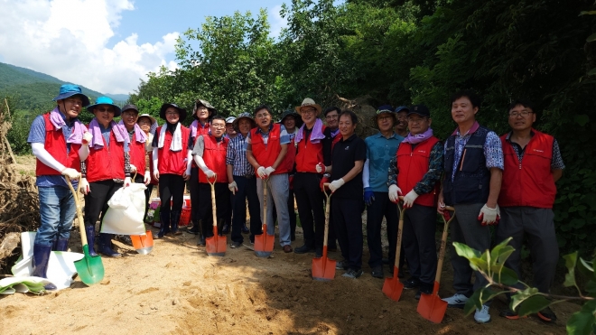 지난 6일 영주시 순흥면 지역 복구작업에 참여한 경북도의회 사무처 간부공무원. 경북도의회 제공