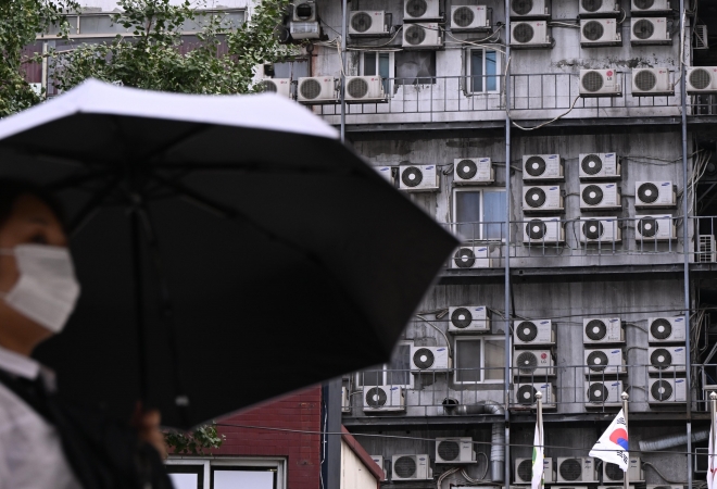 폭염으로 올들어 전력 수요가  최고조 예측되는 가운데 7일 서울 남대문의 한 건물에 에어컨 실외기가 가득하다.2023.8.7안주영 전문기자