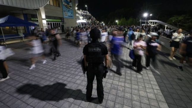 대구 야구장에서 ‘흉기 난동’을 부리겠다는 예고 글이 올라온 지난 5일 오후 경찰특공대가 대구 삼성라이온즈파크에서 만일의 상황에 대비하고 있다. 연합뉴스