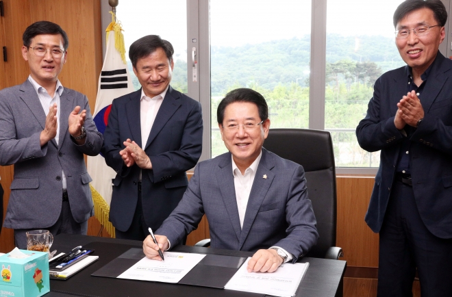 김영록(가운데) 전남지사가 지난달 28일 순천시 해룡면 신대리에 위치한 전남도청 동부청사를 방문, 1호 결재를 하고 있다.  전남도 동부지역본부 제공