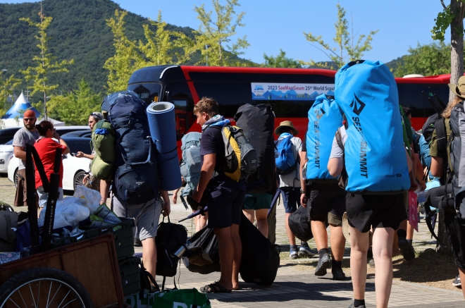 2023 새만금 세계스카우트잼버리 조기 퇴영일인 8일 전북 부안군 잼버리 웰컴센터 앞에서 참가자들이 버스로 이동하고 있다. 연합뉴스