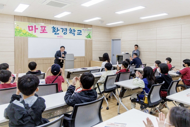 지난 5월 문을 연 마포 환경학교에서 박강수 구청장이 수업에 참여한 어린이들에게 환영 인사를 하고 있다. 2023.8.8