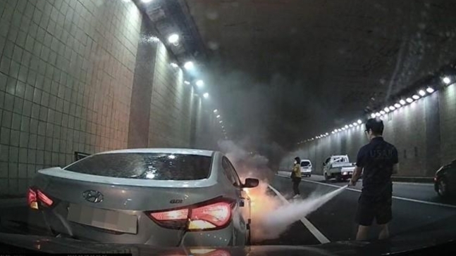 송탄소방서 119구조대장 김광운 소방경이 화재를 진압하고 있는 모습. 경기도소방재난본부 제공