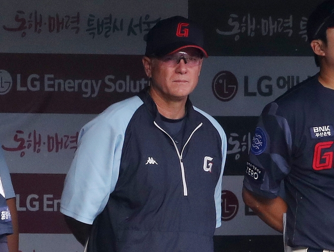 롯데의 래리 서튼 감독이 지난 6월 23일 서울 잠실구장에서 열린 LG 트윈스와의 경기에서 경기를 지켜보고 있다. 뉴스1