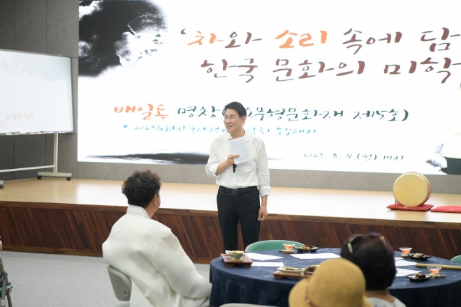 노관규 시장이 “우리나라 전통문화 전파를 위해 애쓰시는 배일동 명창님과 장미향 고려천태국제선차 연구보존회 이사장님의 노고에 감사드린다”며 덕담을 건네고 있다.