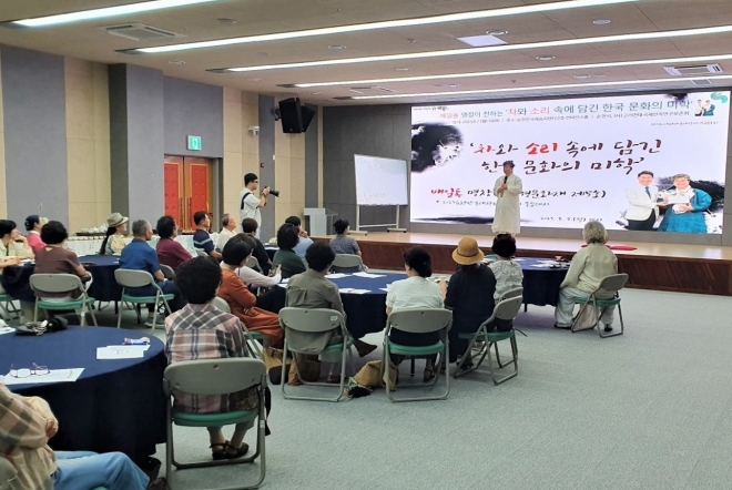 배일동 명창이 ‘차와 소리 속에 담긴 한국 문화의 미학’이라는 주제로 우리나라 문화의 우수성과 다양성에 대한 특강을 하고 있다.