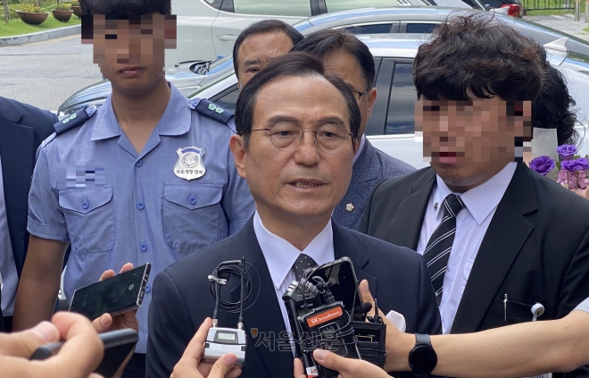 박상돈 천안시장이 1심에서 무죄 판결을 받은 후 기자들의 질문에 답변을 하고 있다. 이종익 기자