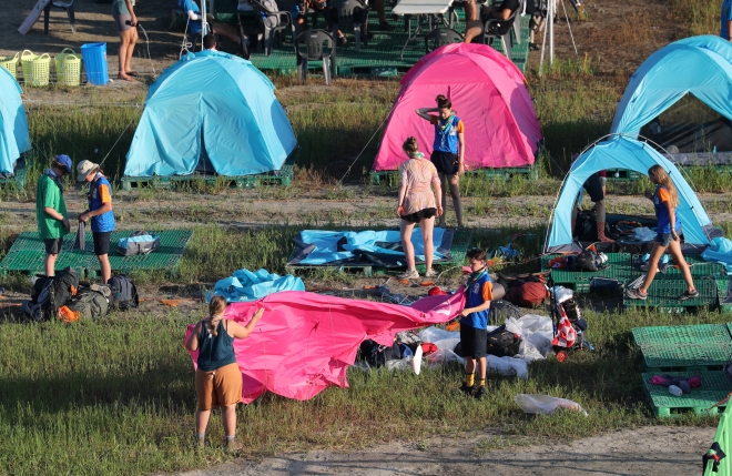 8일 오전 잼버리 야영장에서 스카우트 대원들이 텐트를 걷으며 조기 철수를 준비하는 모습. 뉴시스