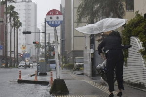 한반도 상륙 전 일본 남부 할퀸 6호 태풍…11일까지 기록적 폭우