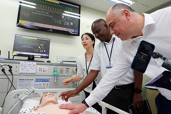 ‘2023 ICISAA’ 참가자들이 삼육대 간호학과 간호시뮬레이션 실습실을 견학하고 있다. 삼육대학교 제공