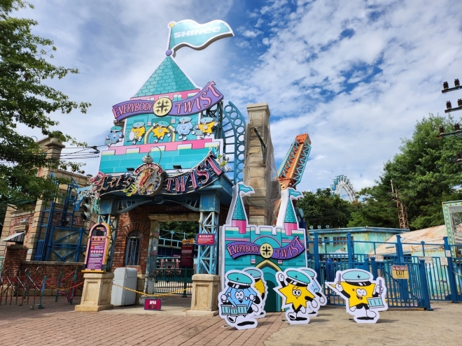 ‘렛츠 샤이니 랜드’는 SM엔터테인먼트의 아티스트 ‘샤이니’ 지식재산권을 활용한 에버랜드 놀이기구로 아메리칸 어드벤처 구역에서 운영된다.   경기콘텐츠진흥원 제공