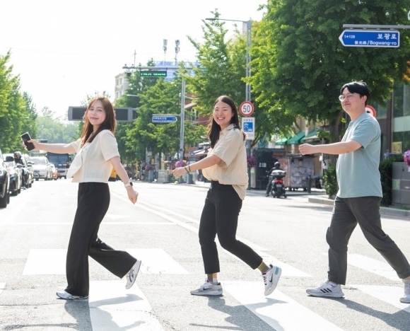 서울 용산구 주민들이 이태원로를 걷고 있는 모습. 용산구 제공