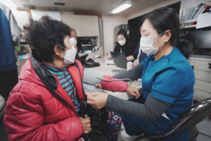 첨단장비 실은 ‘바다 위 병원’, 의료사각 전남 섬마을 누빈다