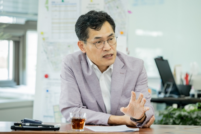 이기재 서울 양천구청장이 지난 3일 구청장실에서 서울신문과 인터뷰를 하고 있다. 이 구청장은 양천을 전 연령대를 아우르는 평생교육도시로 만들겠다는 포부를 밝혔다. 양천구 제공