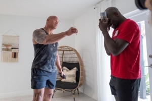 드웨인 존슨 “전재산 7달러” UFC선수에 집 선물 ‘눈물’