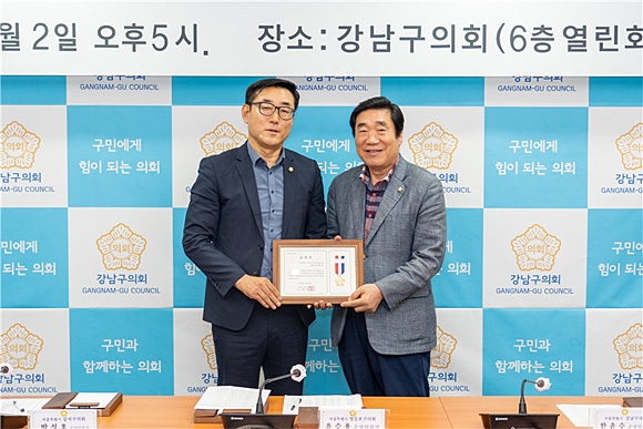 정현일(왼쪽) 관악구의회 의원이 표창장을 받고 있다. 관악구의회 제공