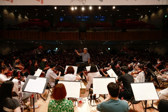 서울 송파구민들이 오는 15일 열리는 ‘송파구민의 합창’ 행사를 위해 송파구립교향악단 반주에 맞춰 연습을 하고 있다. 송파구 제공