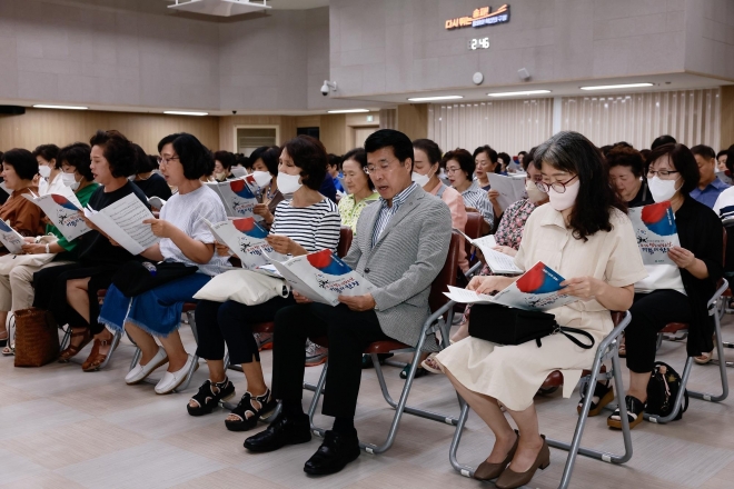 서강석(오른쪽 두 번째) 송파구청장이 오는 15일 열리는 ‘송파구민의 합창’ 행사를 위해 구민들과 함께 합창 연습을 하고 있다. 송파구 제공