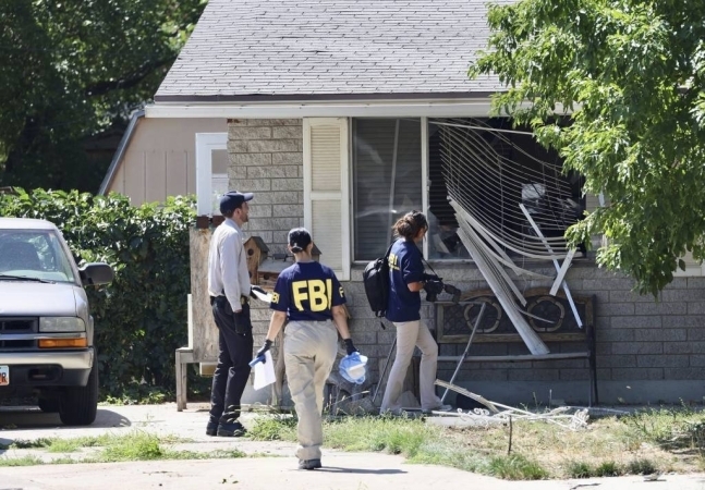 미국 유타주 프로보에서 미연방수사국(FBI) 수사관들이 크레이그 로버트슨의 집을 수색하고 있다. 2023.08.10. 프로보 AP=뉴시스