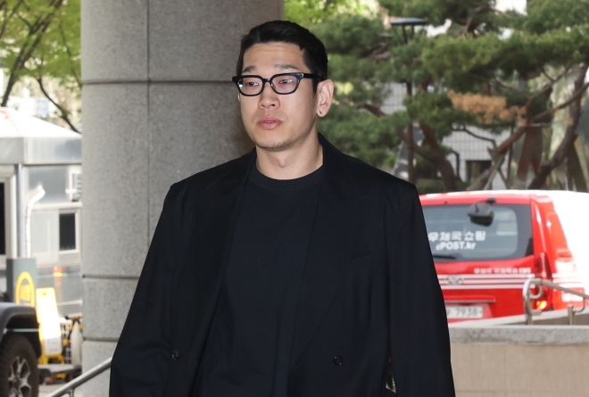 불법촬영 혐의 래퍼 뱃사공, 징역 1년 법정 구속
