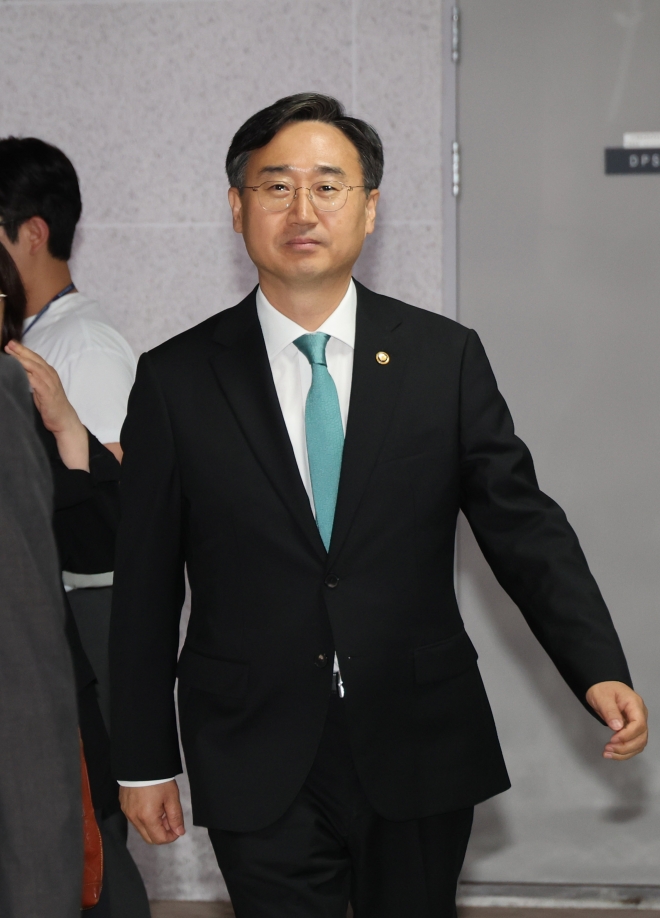 김병주 의원실로 향하는 신범철 국방부 차관