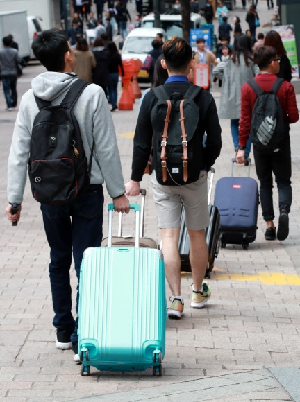 2018년 4월 서울 명동 거리에서 중국인 관광객들이 짐가방을 들고 이동하고 있다. 서울신문 DB