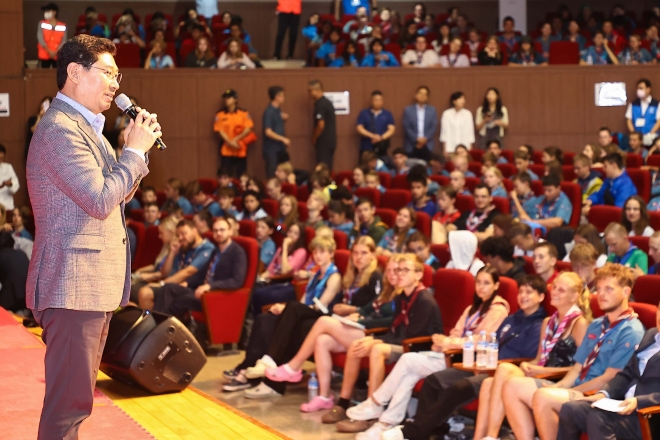 이상일 시장이 10일 명지대 채플관에서 열린 잼버리 대원 환영 공연 무대에 올라 환영사를 하고 있다.  용인시 제공