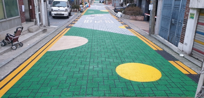 보행자우선도로 디자인 기법이 적용된 도로 모습. 강동구 제공