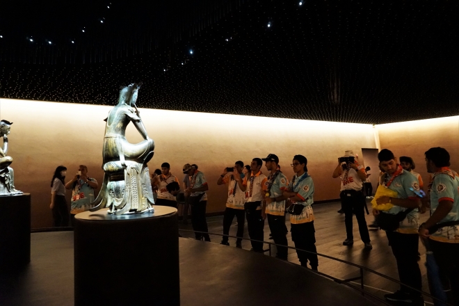 아랍에미리트 대원들이 10일 서울 용산구 국립중앙박물관 ‘사유의 방’을 찾아 관람하고 있다. 국립중앙박물관 제공