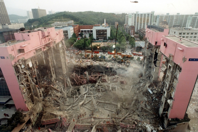 1995년 6월 29일 오후 5시 52분경 서울 서초동 소재 삼풍백화점이 부실공사 등의 원인으로 갑자기 붕괴되어 사망 502명, 실종 6명, 부상 937명이 발생한 사고. 한국전쟁 이후 가장 큰 인적 피해였다. 재산 피해액은 2,700여 억으로 추정되었다. 이 붕괴사고와 관련하여 삼풍그룹 회장 이준 등 백화점 관계자와 공무원 등 25명이 기소되었다.이 사고를 계기로 건물들에 대한 안전 평가가 실시되었고, 긴급구조구난체계의 문제점이 노출되어 119중앙구조대가 서울·부산·광주에 설치되었다.사고 직후의 모습1995.6.29 서울신문 특별취재반