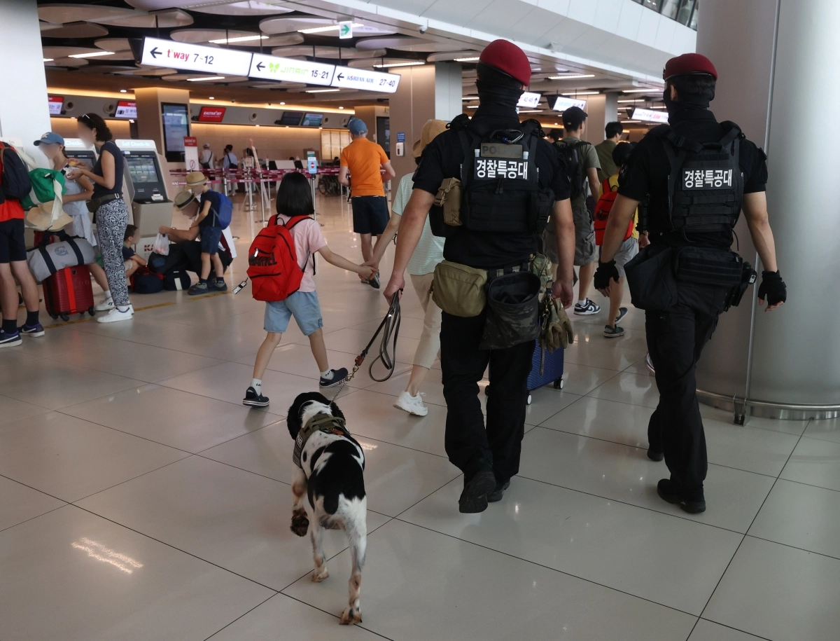 연이은 공항 테러 예고에 삼엄해진 경비